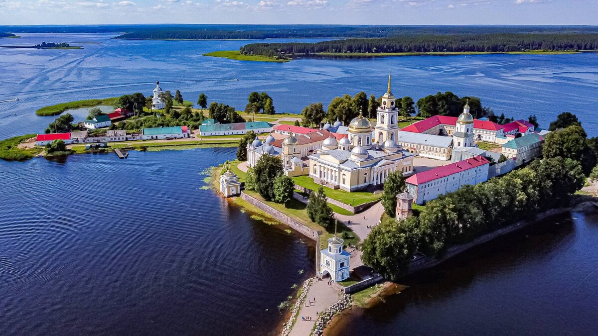 Озеро Селигер. Монастырь Нило-Столобенская пустынь. Фото из открытых источников.