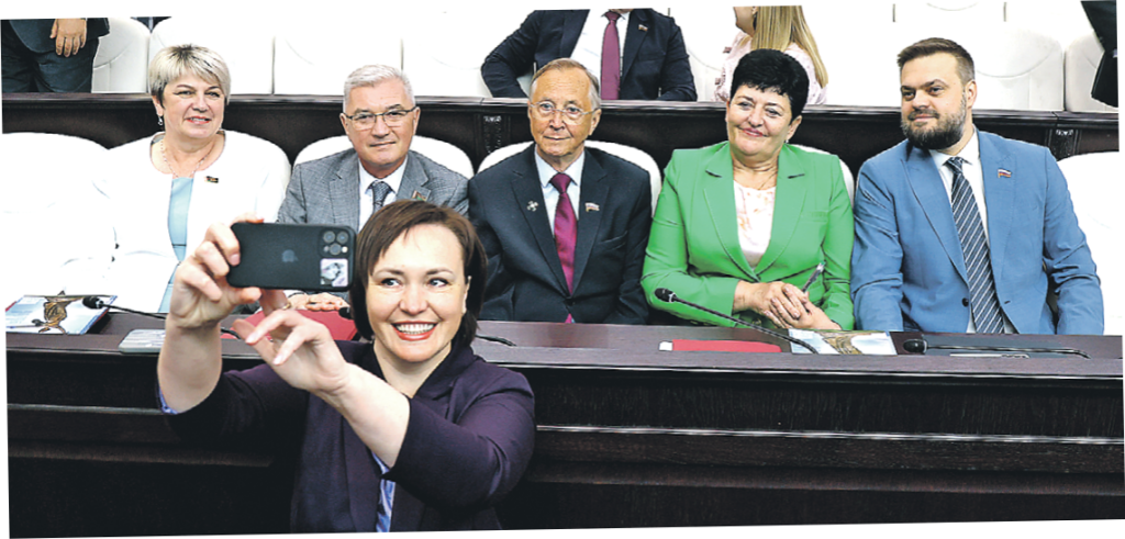 После заседания участники с удовольствием фотографировались на память. Фото: Пресс-служба ПС