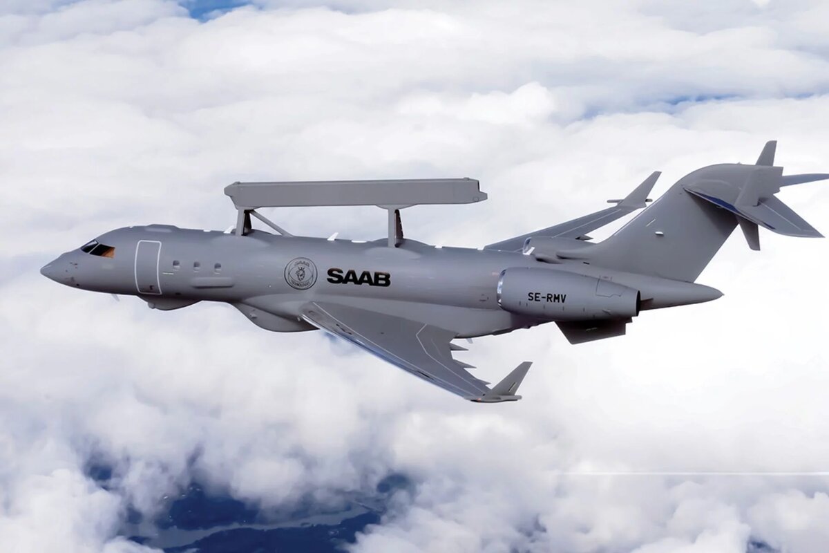 Разработанный для работы в сложных условиях с постоянными угрозами электромагнитных помех, GlobalEye имеет дальность действия радара более 650 км и продолжительность полета более 13 часов, что позволяет ему контролировать большие территории за одну миссию.  Фото: Saab