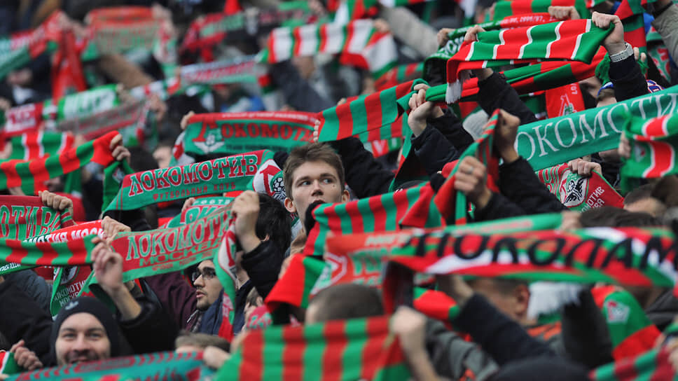 Фанаты московского «Локомотива».📷Фото: Дмитрий Лебедев / Коммерсантъ