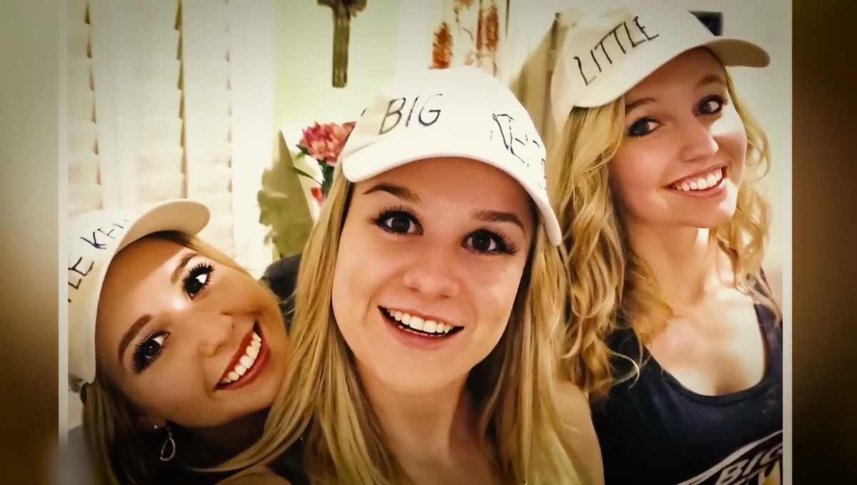 Фотография Маккензи с подругами 