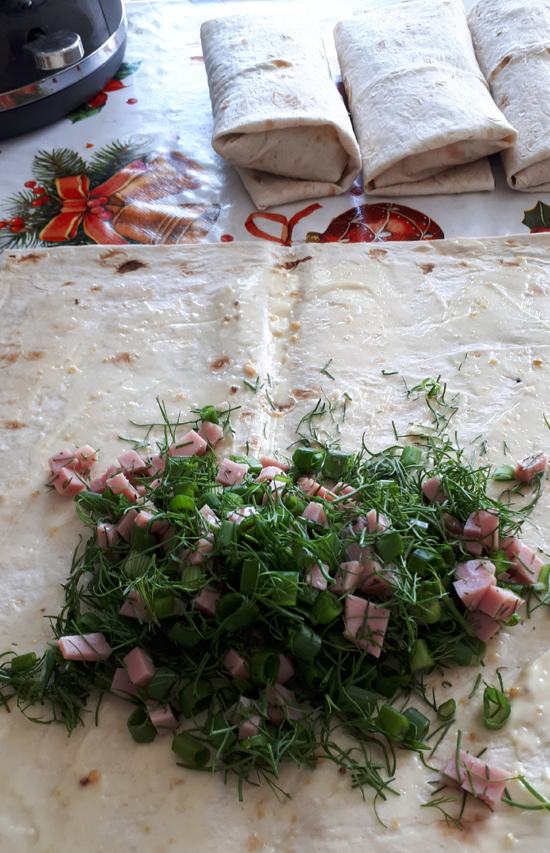 Лист смазан остатками майонеза . ну а начинку видно .