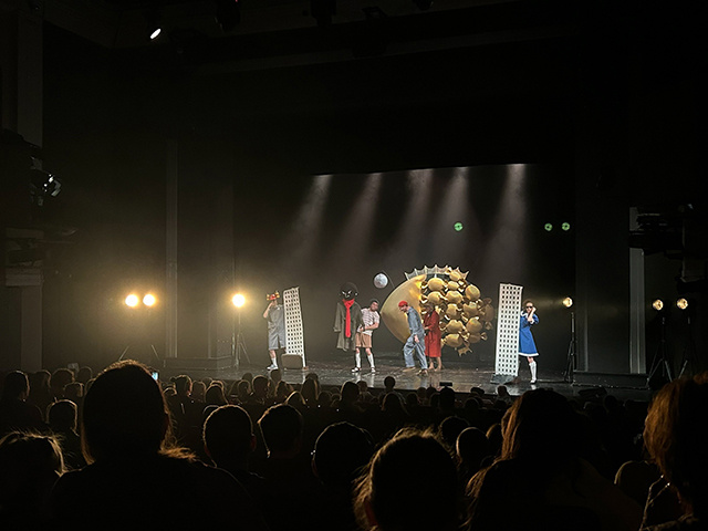 Тверские школьники узнали о семье, путешествующей на гигантской рыбе