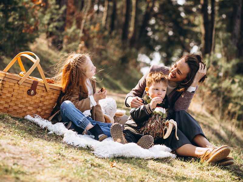 На природе  еда всегда вкуснее. Это какая-то магия, не иначе :)