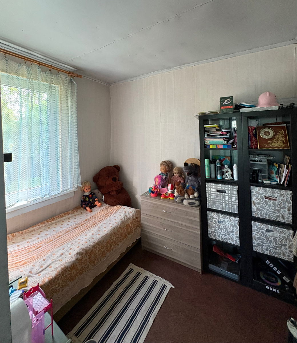 Одна из комнат на нашей даче.