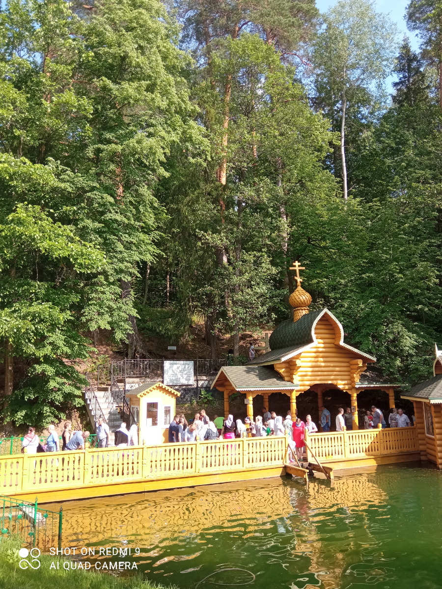 Людей на источнике очень много. Фото автора. 