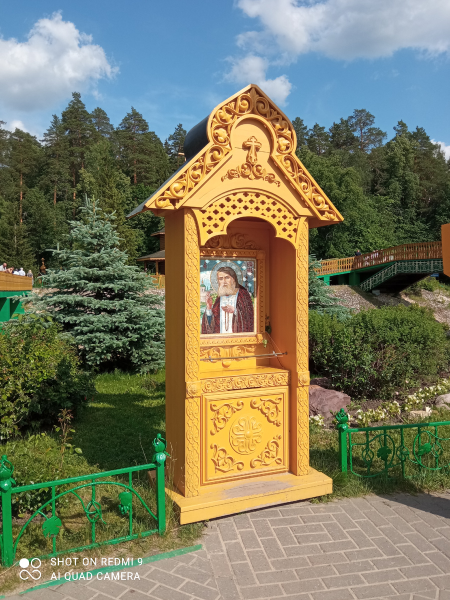 Поклонитесь преподобному Серафиму Саровскому. На источнике. Фото автора. 