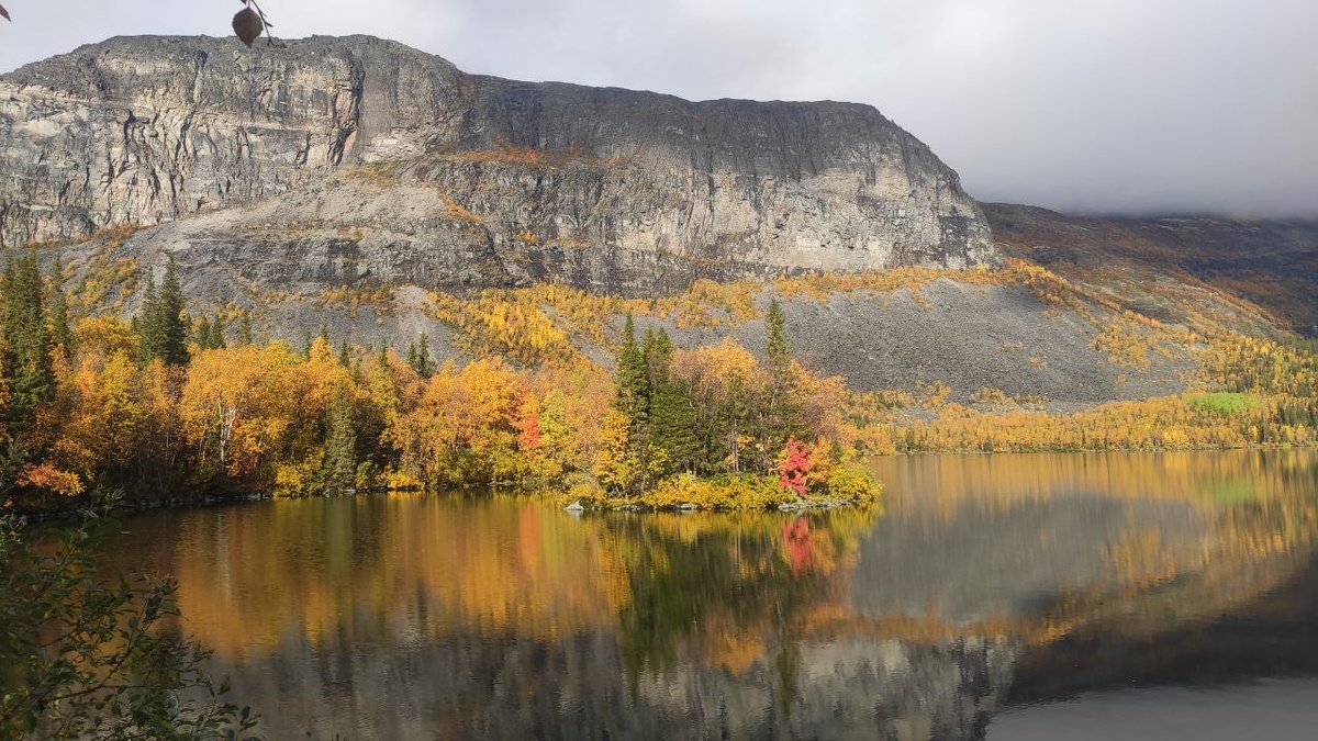 вид на гору Эльмаройок с северо-заподной части озера