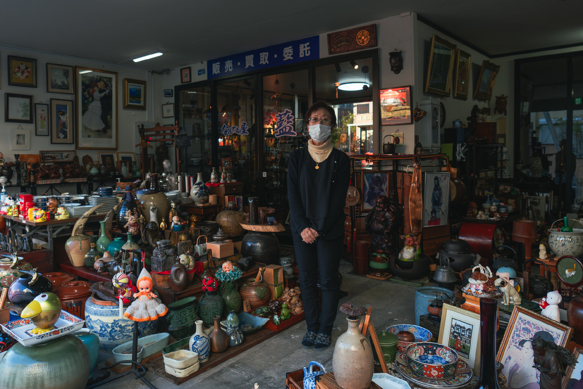 Японка, работающая в магазине антиквариата. Фото автора.