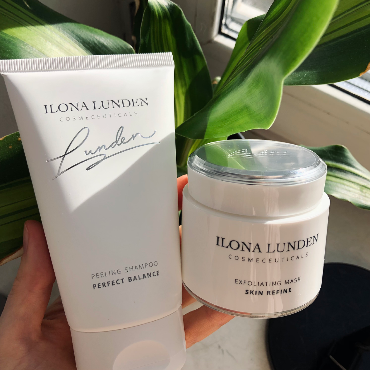 Слева: пилинг-шампунь для кожи головы с энзимами (тоже афигенная штука, тем более летом), а справа - полирующая маска для лица, которая за 2 минуты действует как пилинг, обновляя и полируя кожу