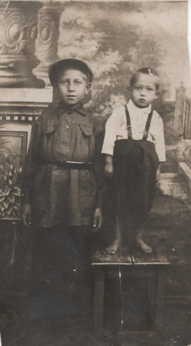 На пямять дорогой сестре Мани от братьев Вани и Шуры , Храни не забывай.