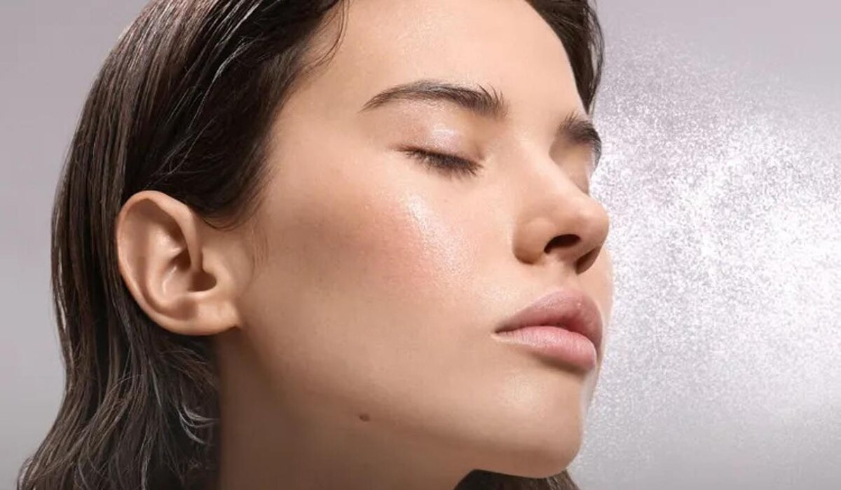     Одним пшиком: лучшие спреи для увлажнения кожи в течение дня