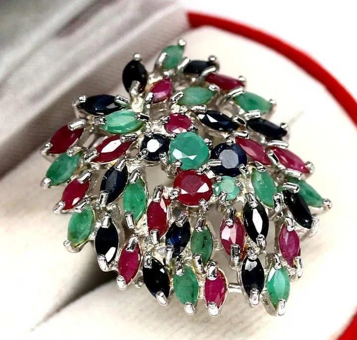 Брошь с драгоценными камнями (рубин, сапфир, изумруд).