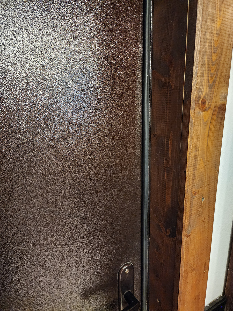 Уплотнитель прилегает неплотно