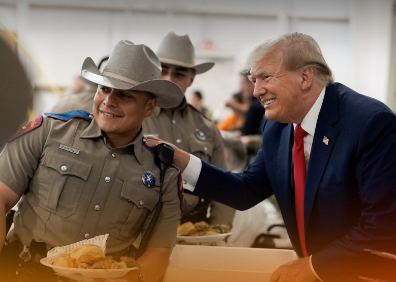 На илл.: Общение Трампа с народом