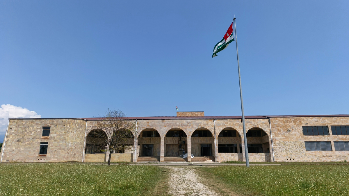 Здание дома культуры в селе Лыхны. Июнь 2025. Фото автора.