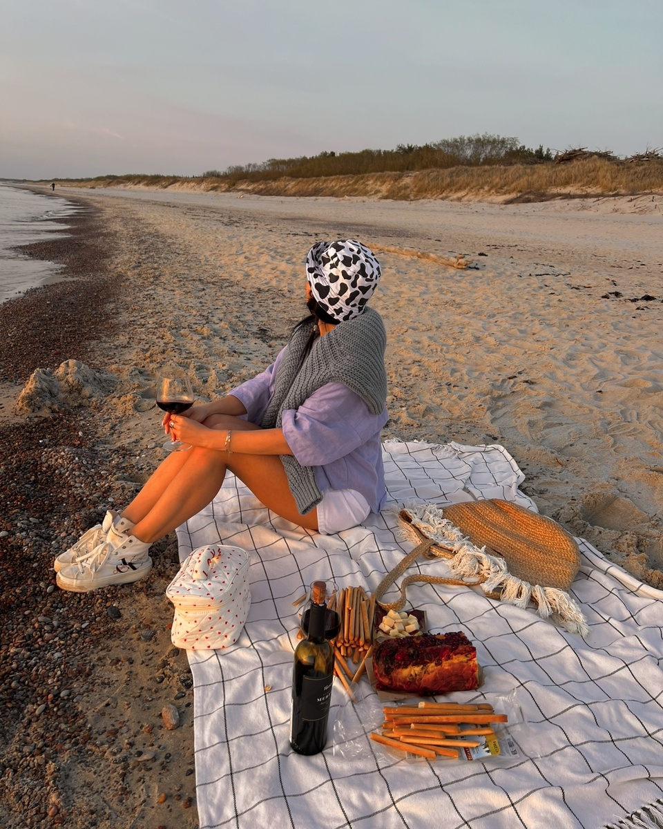 Где-то внутри я всё ещё пью воду. Просто бокал любит притворяться ;)