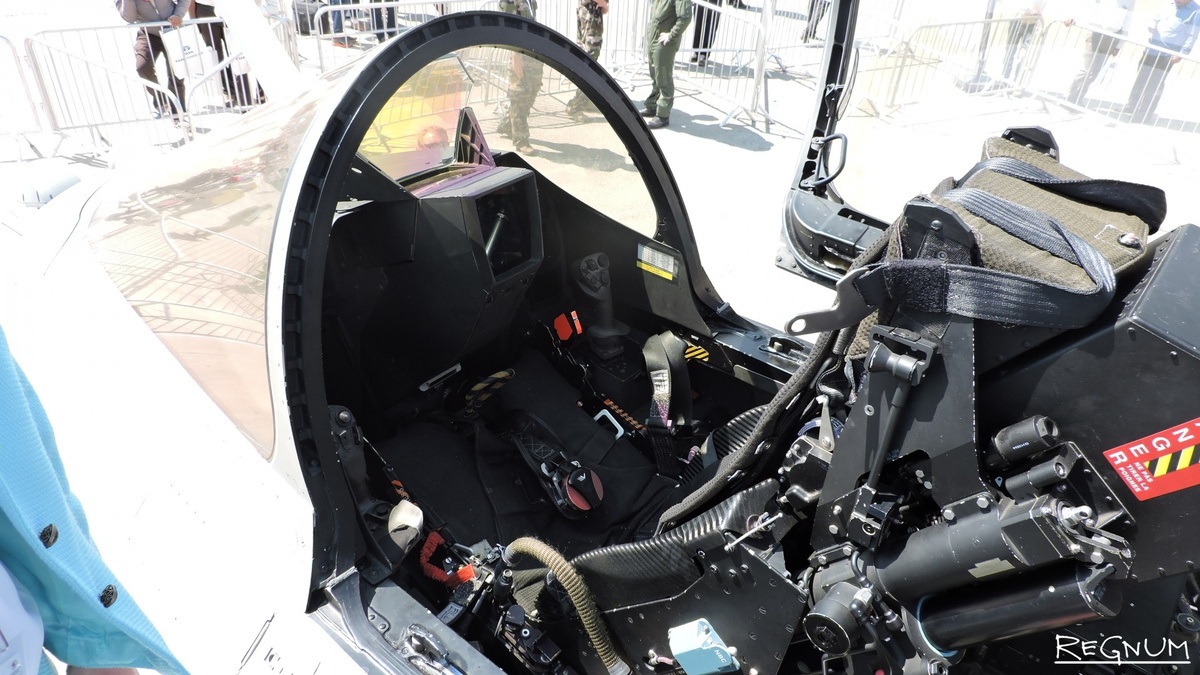    Кабина французского истребителя Rafale