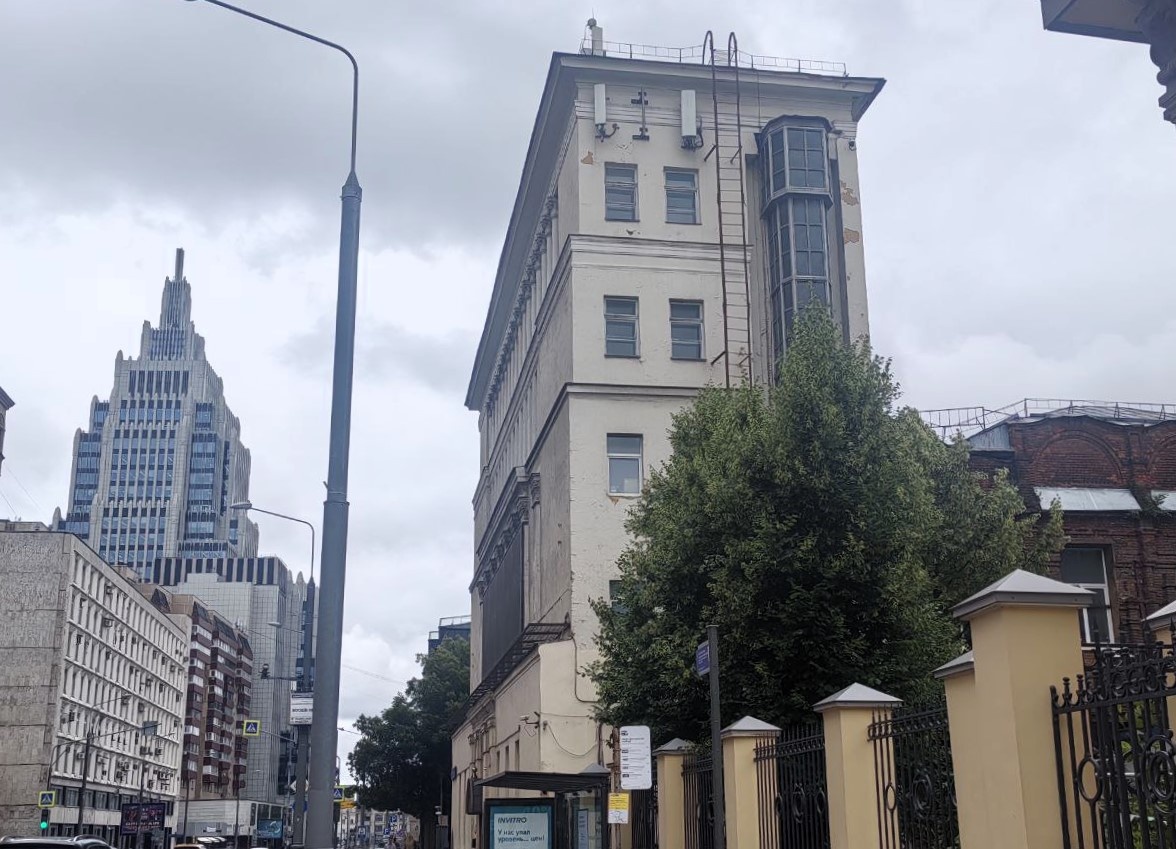 Узкое здание 1939 года постройки с навесным лифтом - часть сегодняшнего храма.