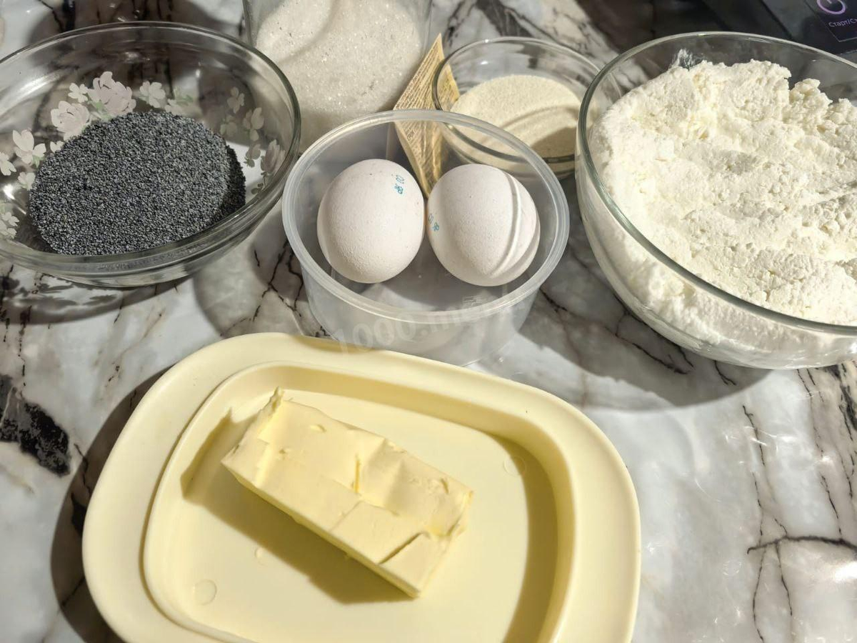 Как сделать творожную запеканку с маком? Подготовьте необходимые ингредиенты. Творог и яйца заранее достаньте из холодильника. Чтобы масса для запеканки получилась однородной, лучше, чтоб все ингредиенты были комнатной температуры. Творог выбирайте качественный, натуральный, без заменителей молочного жира. С выбором поможет статья по ссылке в конце рецепта. Яйца помойте с содой, так как даже на кажущейся чистой скорлупе могут находиться вредные бактерии.