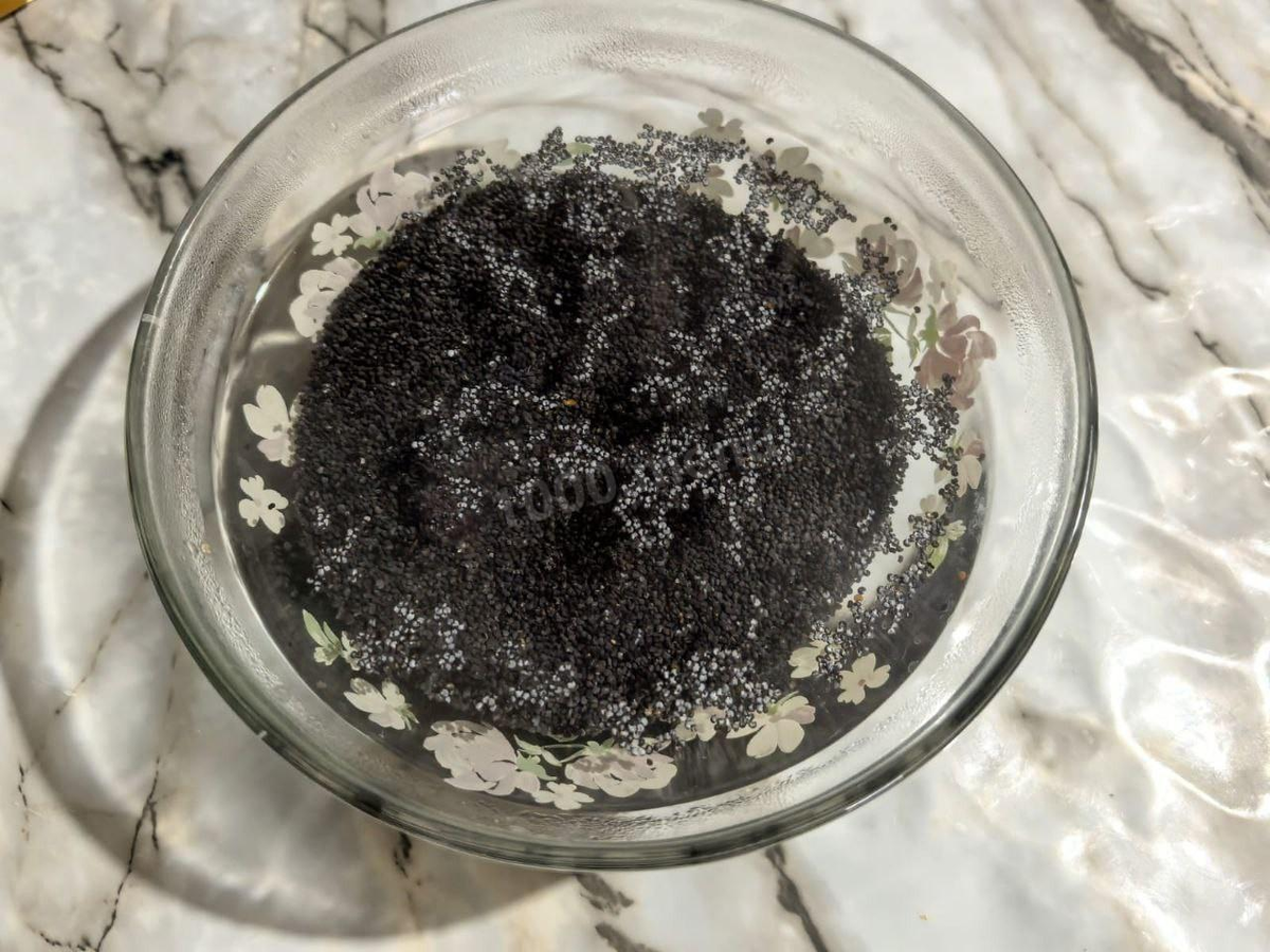 Подготовьте мак. Хорошо промойте его несколько раз, после чего залейте кипятком. Оставьте мак распариваться на 20-30 минут. По желанию можно залить мак горячим молоком. Через указанное время откиньте мак на марлю и хорошо отожмите, чтобы лишняя влага не попала в тесто.