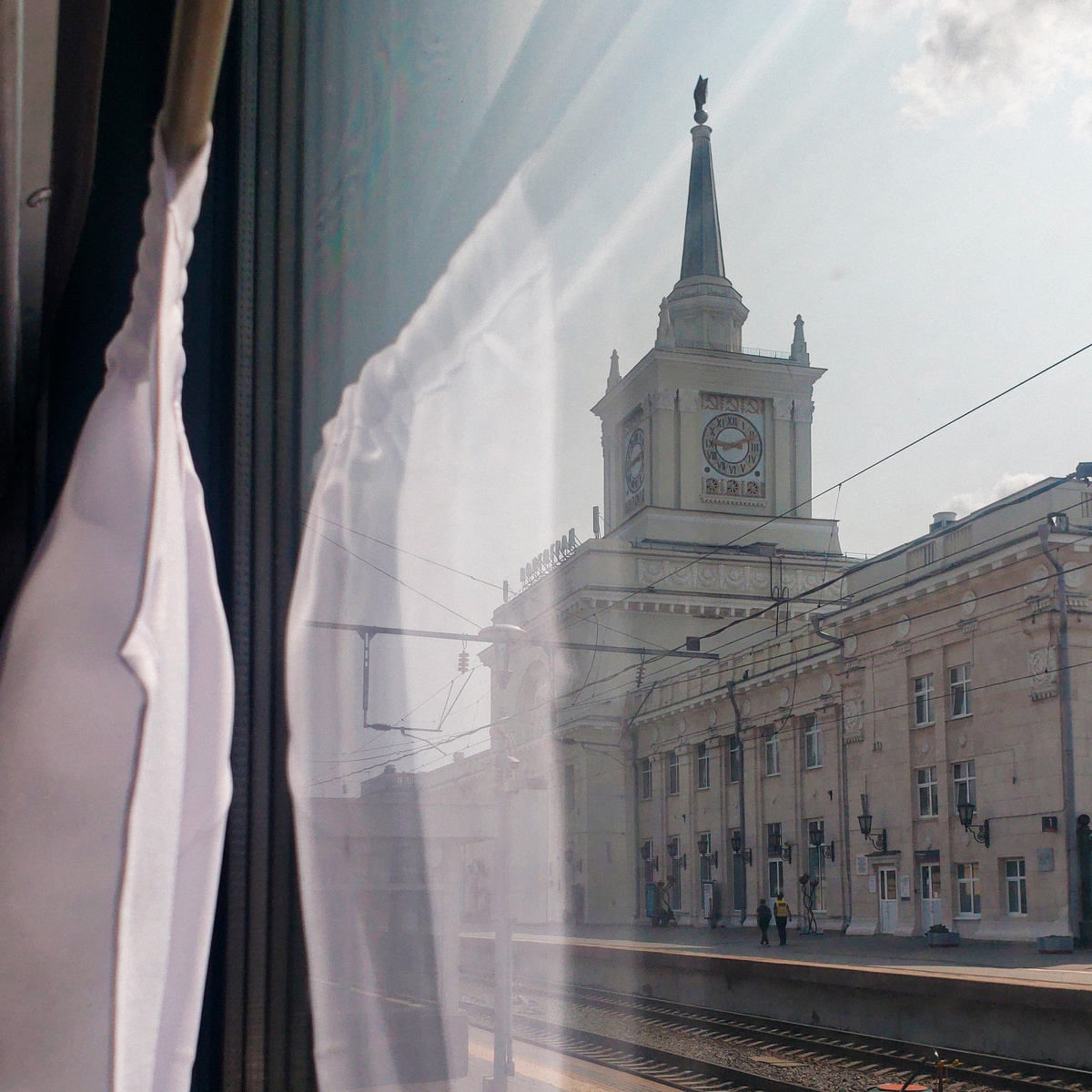 Волгоградский вокзал один из самых красивых в России. Радует, что его отмыли и отреставрировали. Общий вид портят только дешёвые пластиковые двери и окна.