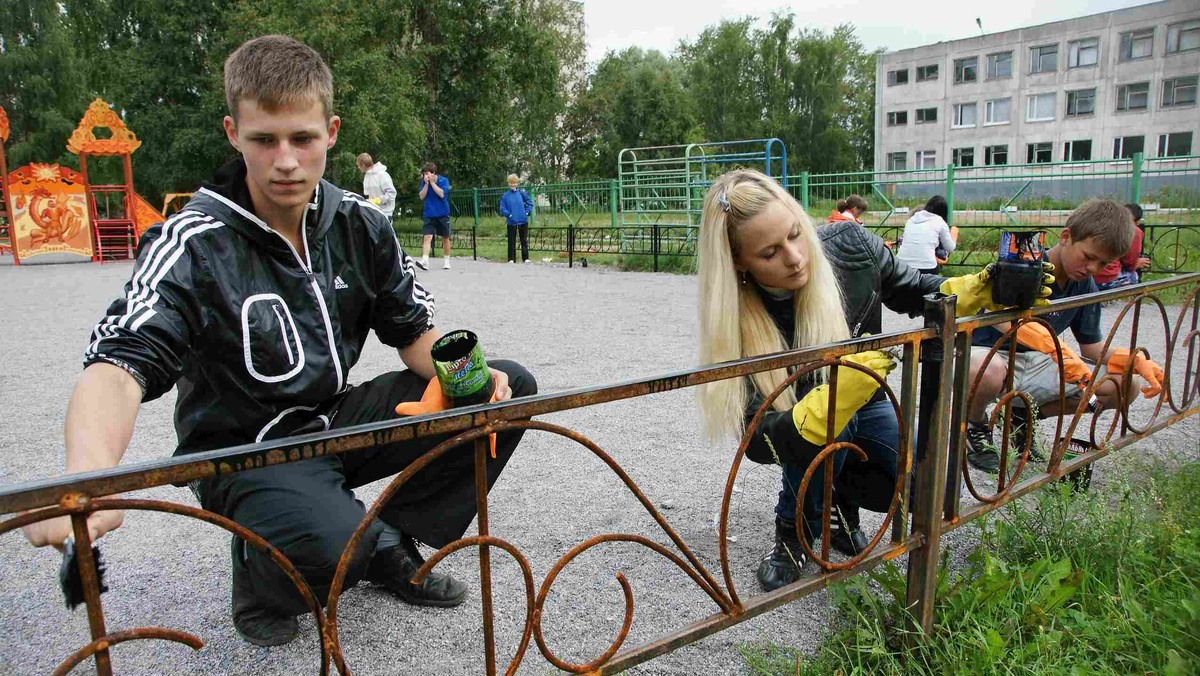    Подростков летом регулярно нанимают на работу в сфере благоустройства. Фото: Aleksey Smyshlyaev / www.globallookpress.com