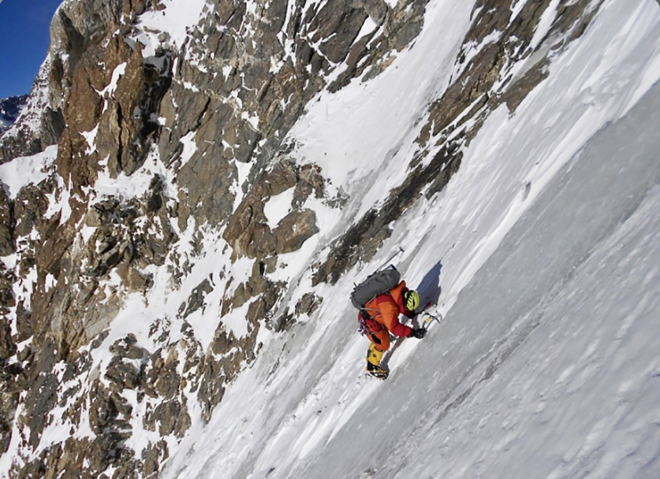 Даниэле Нарди взбирается по твёрдому зимнему льду во время попытки восхождения на ребро Маммери в 2013 году. Фото: Elizabeth Revol