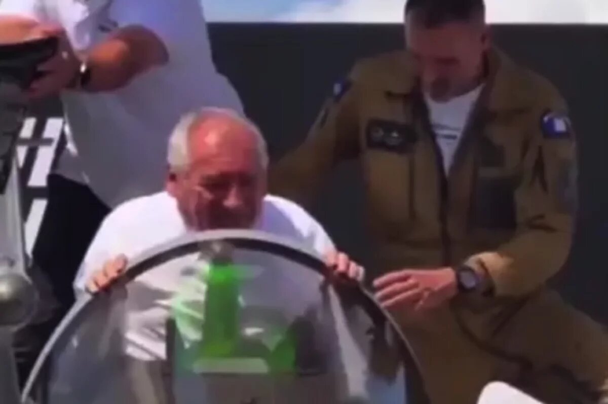    Премьер-министр Франции Франсуа Байру застрял в кабине истребителя Rafale