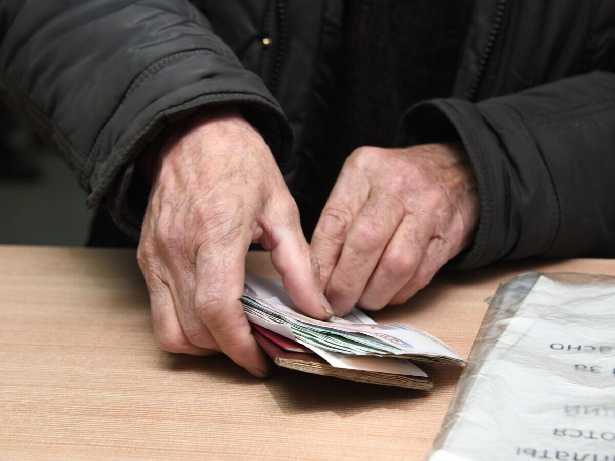    Мужчина с полученной пенсией на почтамте в Чите© РИА Новости . Евгений Епанчинцев