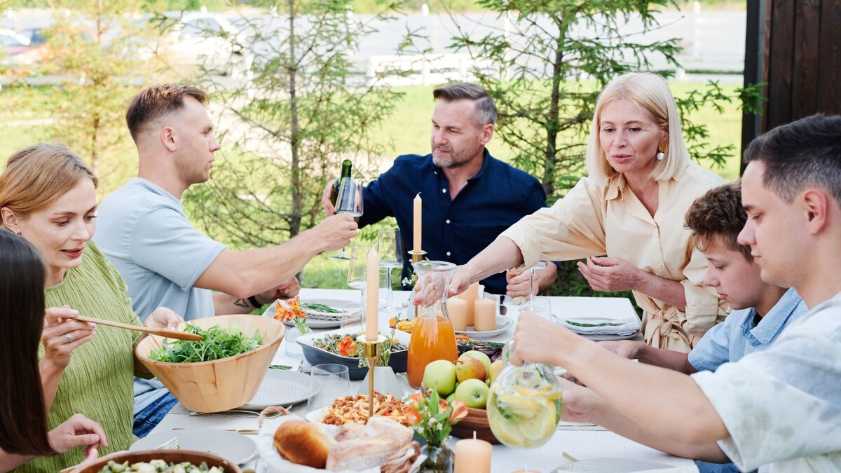 Окрошка, арбуз и квас: как лето превращает еду в ловушку для желудка 