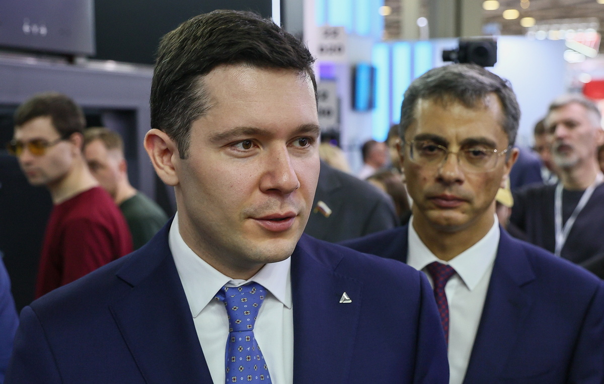    Министр промышленности и торговли РФ Антон Алиханов (слева)  Сергей Булкин/ТАСС