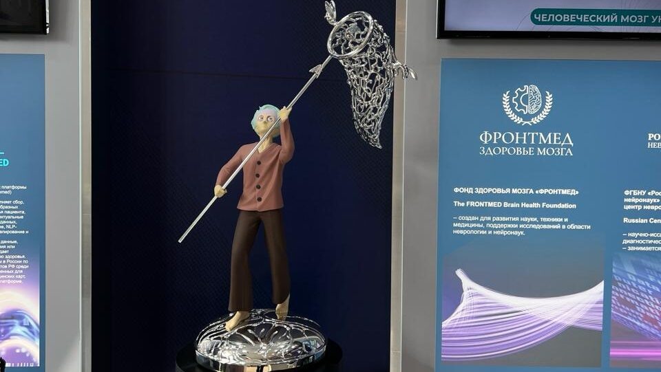    Скульптура Тараса Желтышева, посвящённая проблеме распространения болезни Альцгеймера. Фото: пресс-службы Stargift и фонда «ФРОНТМЕД»