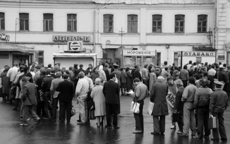 Очереди стали частью нашей психики.
Иногда мы до сих пор ждём, хотя давно можем просто взять.