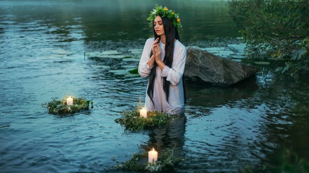    В день летнего солнцестояния девушки на Руси заплетали венки, пускали их по воде и ждали, пока юноши на другом берегу их найдут, по этим венкам молодые люди искали красавиц и «венчались» / Фото: Shutterstock