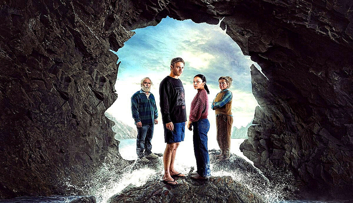 Постер не врёт: занимательная спелеология тасманийского побережья в сериале тоже присутствует.