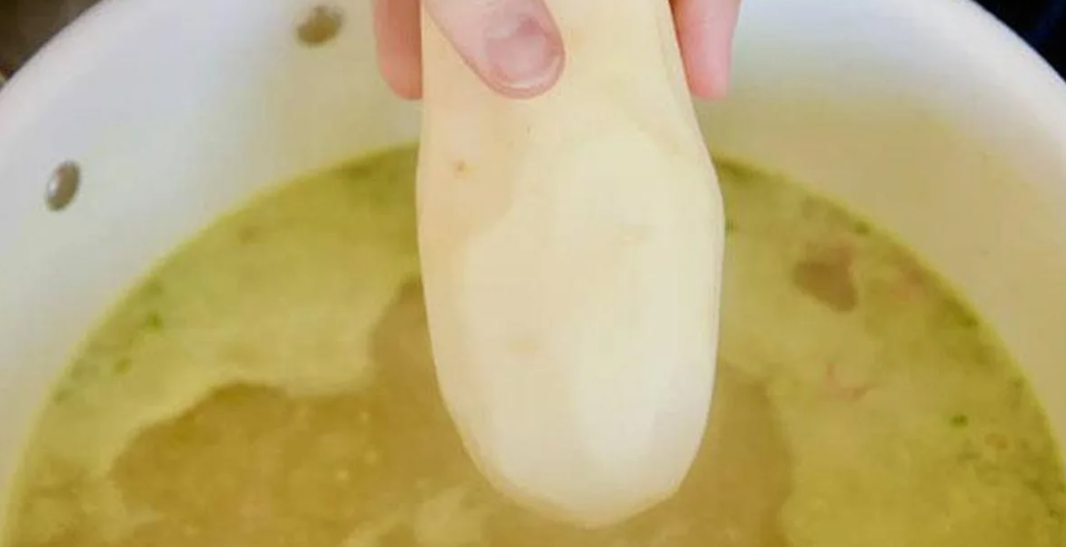 Добавляем картофель пересоленный бульон. Источник фото dantri.com.vn