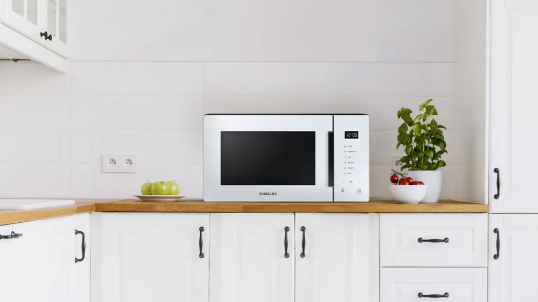 Микроволновка на кухне. Источник фото money.onliner.by