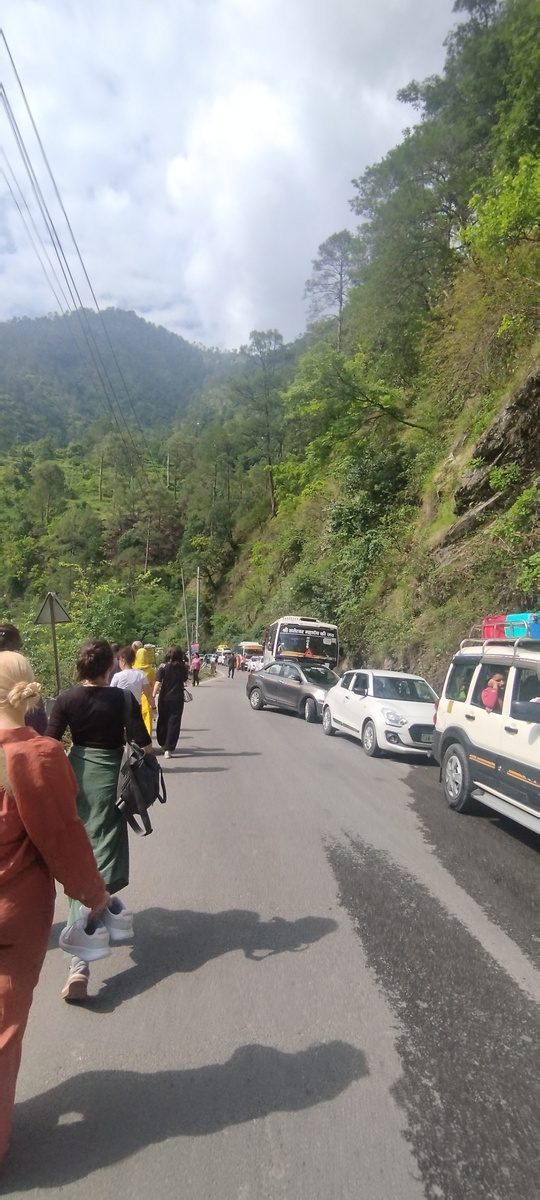 Путь от ашрама. Ищем, где поесть 