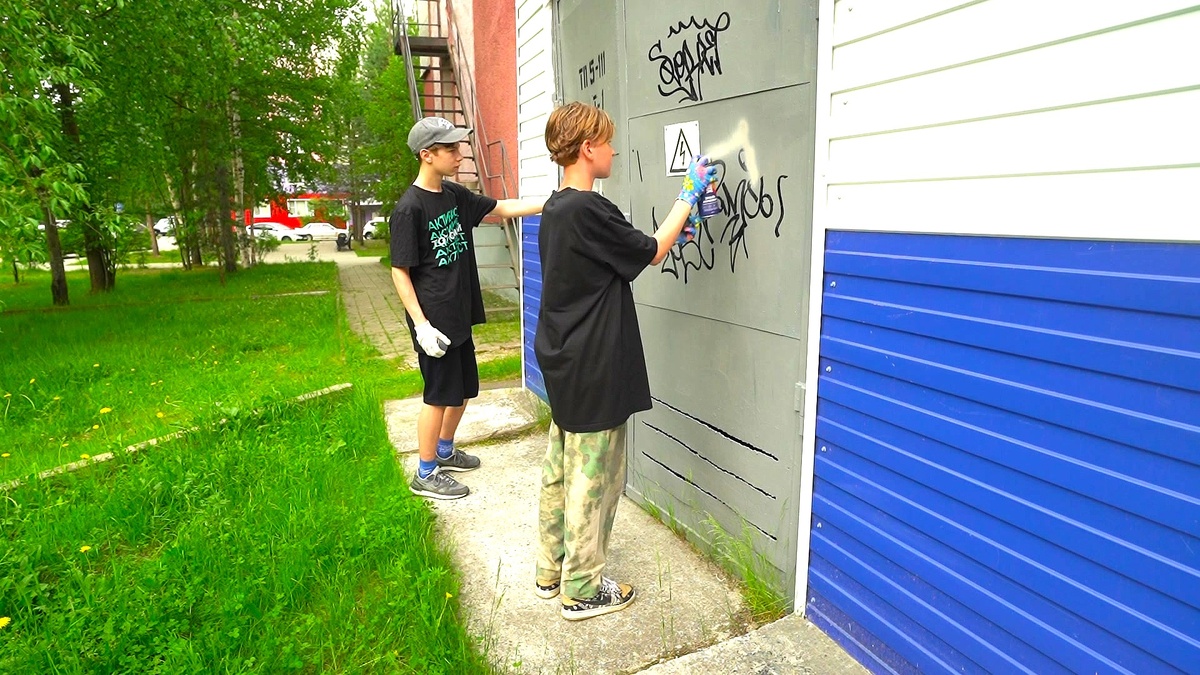    Молодёжный десант закрашивает несанкционированные надписи на улицах Нягани