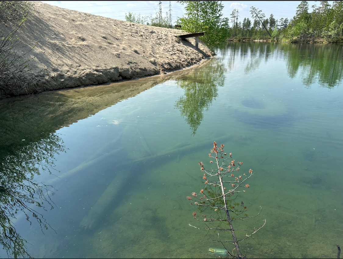 Озеро, на дне покрышки.