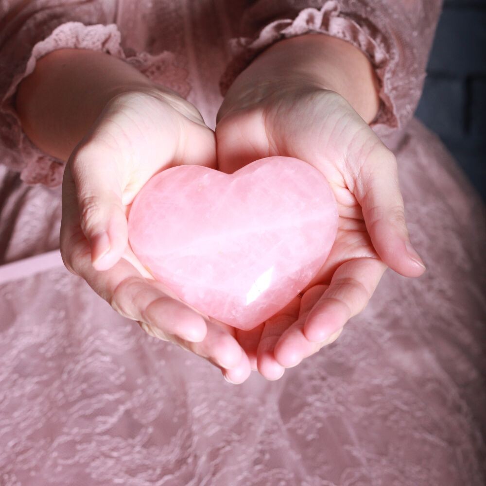 Сначала ты хочешь отношений. Потом — принятия. А в итоге ищешь только одно.