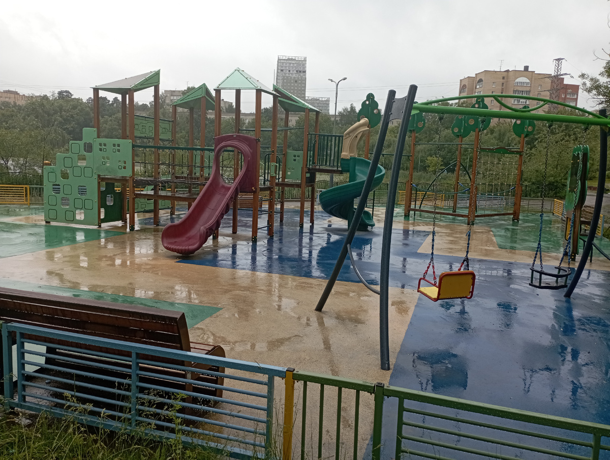 И правильно сделала, на улице "Гадюкино"