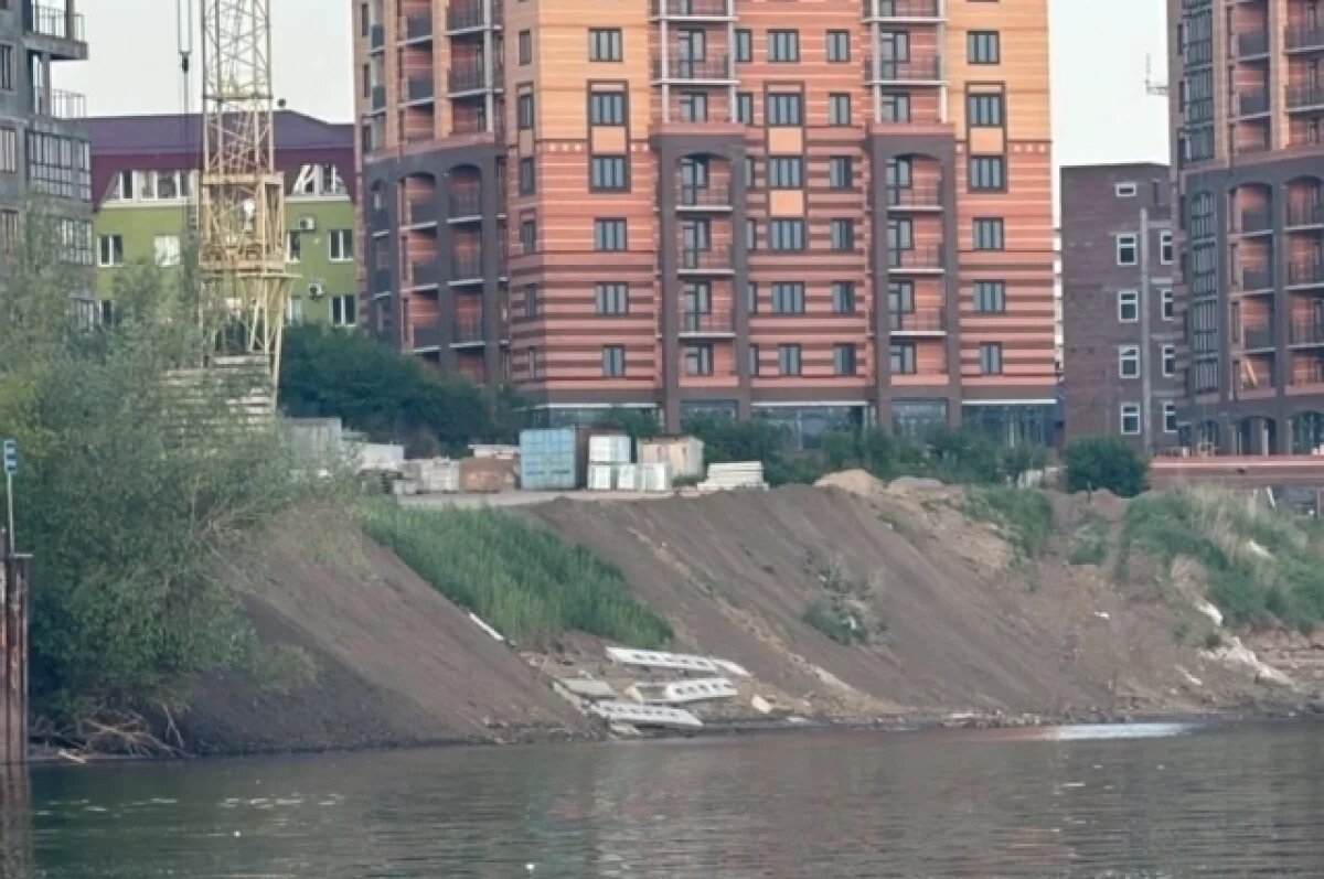    Омичи заметили обрушение береговой линии возле новостроек