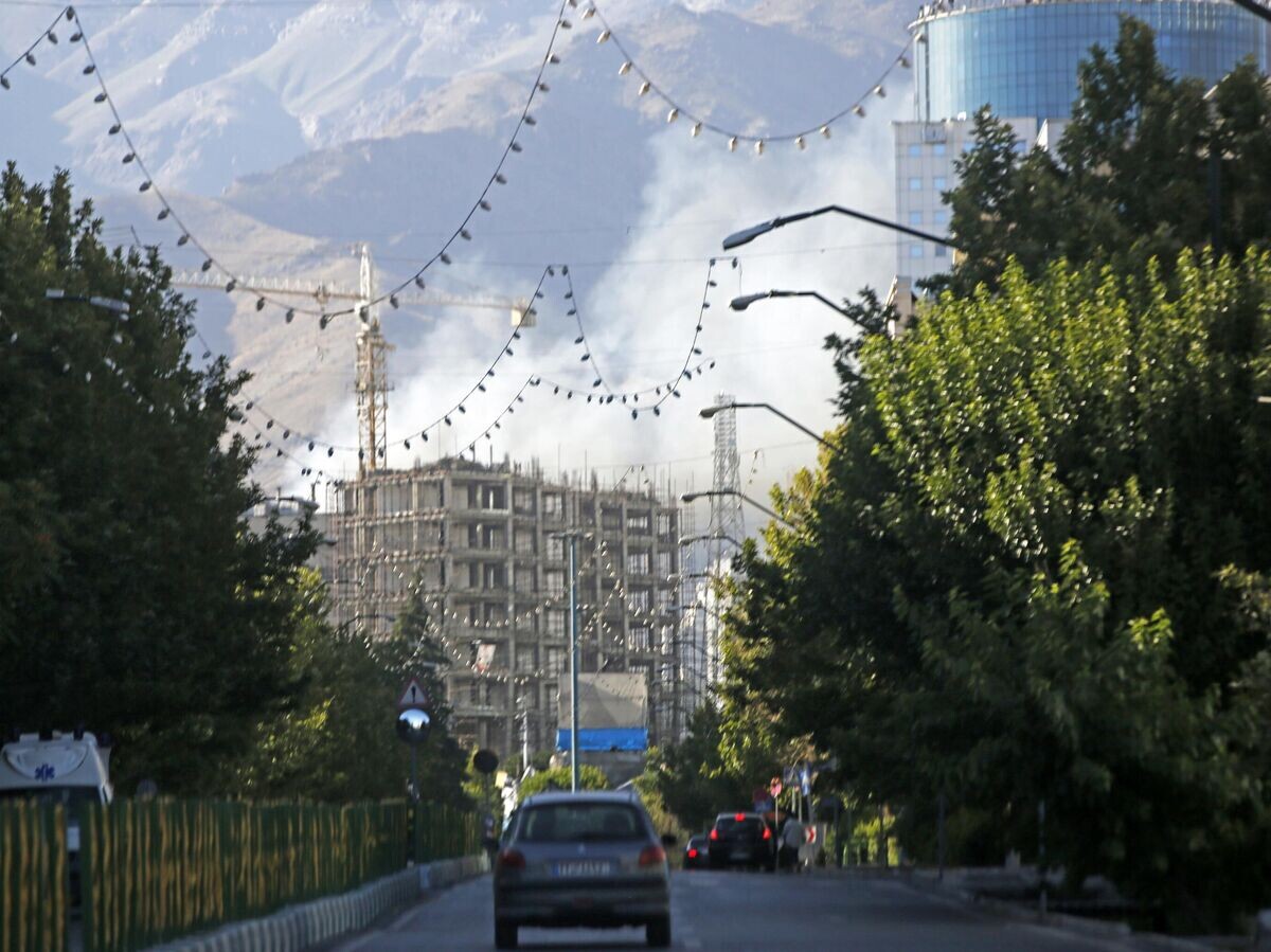    Дым в районе здания Красного креста в Тегеране© AP Photo / Anadolu/Fatemeh Bahrami