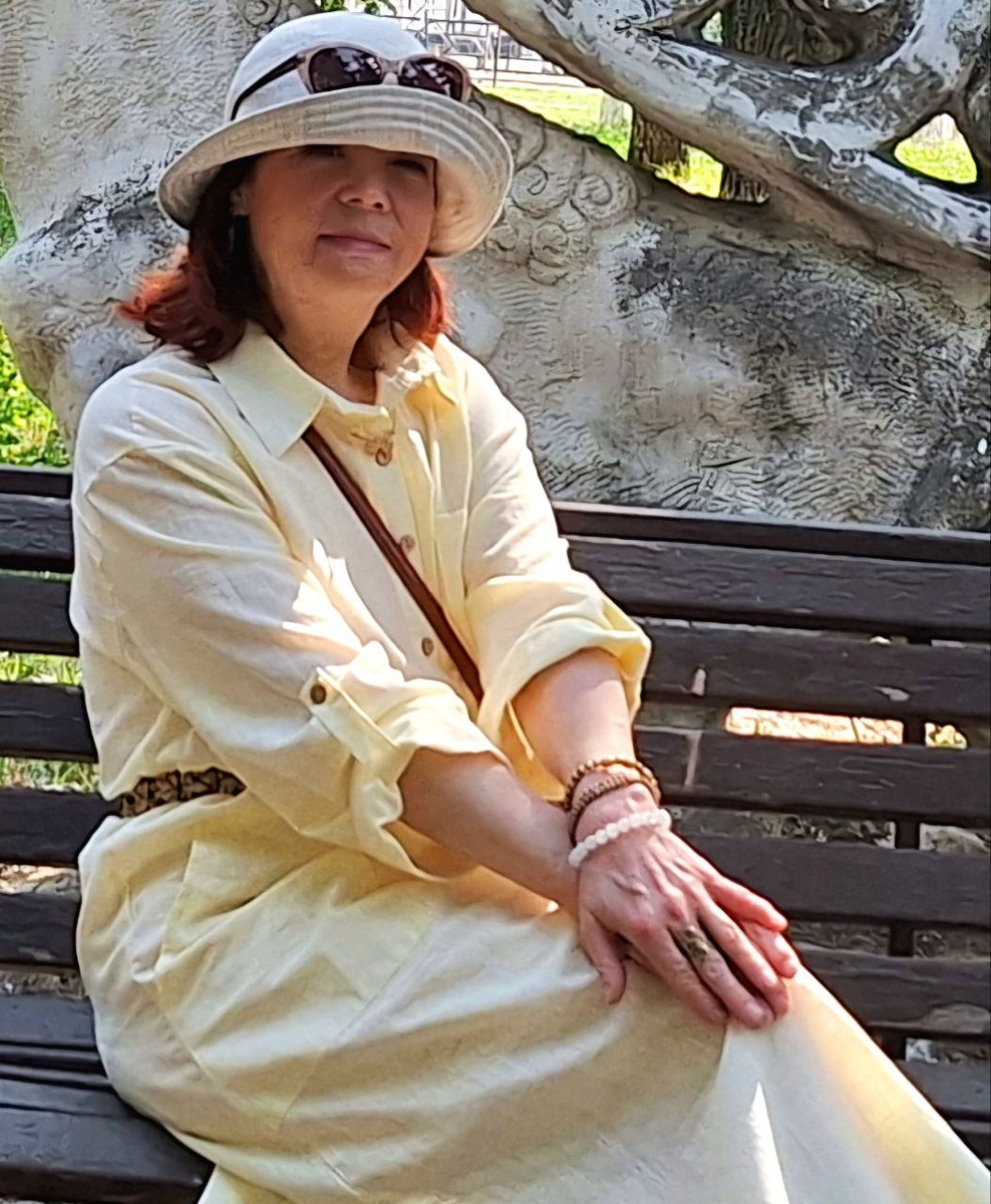 Лучше надеть шляпу, которую легко и свободно можно снять, чем ту маску, которая со временем прирастает так, что уже становится трудно различимой от истины... 