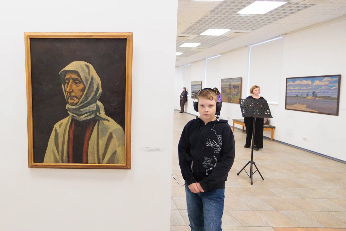 На выставке «Художник сурового стиля. Виктор Иванов» можно послушать небольшое интервью художника, данное Раулю Скрылеву. Фото: «Республика» / Михаил Никитин  📷
