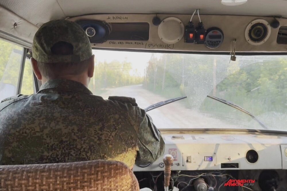    В их лесополосу «камикадзе» еще не залетали, а вот дорога, ведущая ближе к линии соприкосновения, постоянно находится под обстрелом.Фото: АиФ/ Дмитрий Григорьев