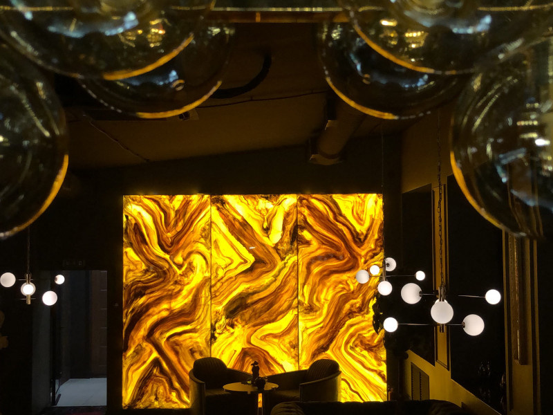 Стеновая палень из искусственного оникса в лаунж баре