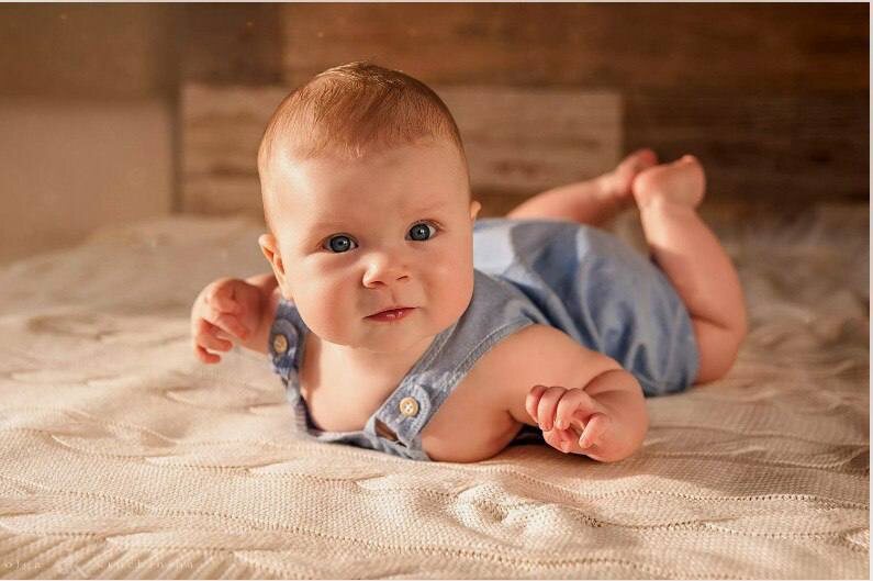 Дочь опоздала домой, за что была строго наказана. 

Я забрала у нее телефон и пообещала что отключу интернет на целый месяц.

Бросив в меня свой телефон она крикнула: "Ты охренеешь от моей мести!" а затем ворвалась в комнату к младшему брату, которого я с трудом уложила спать.

Я попыталась войти за ней, но дверь была закрыты изнутри. 

- Катя открой дверь
Шепотом произнесла я, чтобы не разбудить сынулю.

Неожиданно я услышала детский плач, затем удар, звук разбитого окна и...тишину.

Муж выбил дверь в комнату. От увиденной картины его вырвало, а я медленно осела на пол...

Рот хотел кричать от ужаса, но кроме стона я не могла ничего из себя выдавить...

Месть дочки заключалась в том, что...